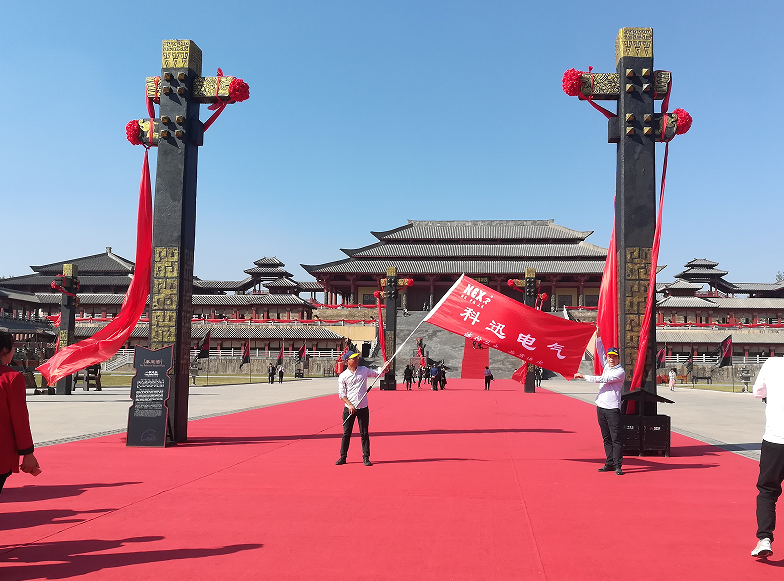 Pekerja KEXR bermain di Hengdian Studios.