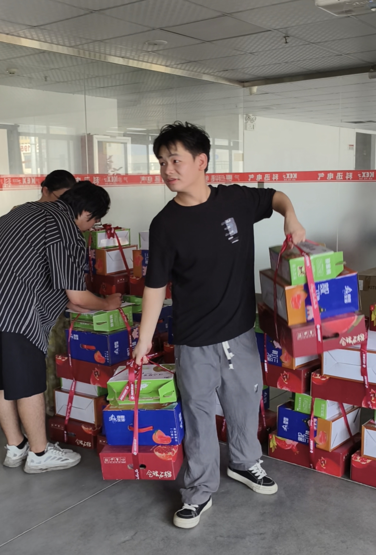 Pada majlis perayaan pertengahan musim luruh, Kexun Electric telah menyediakan kotak hadiah yang indah untuk setiap pekerja.