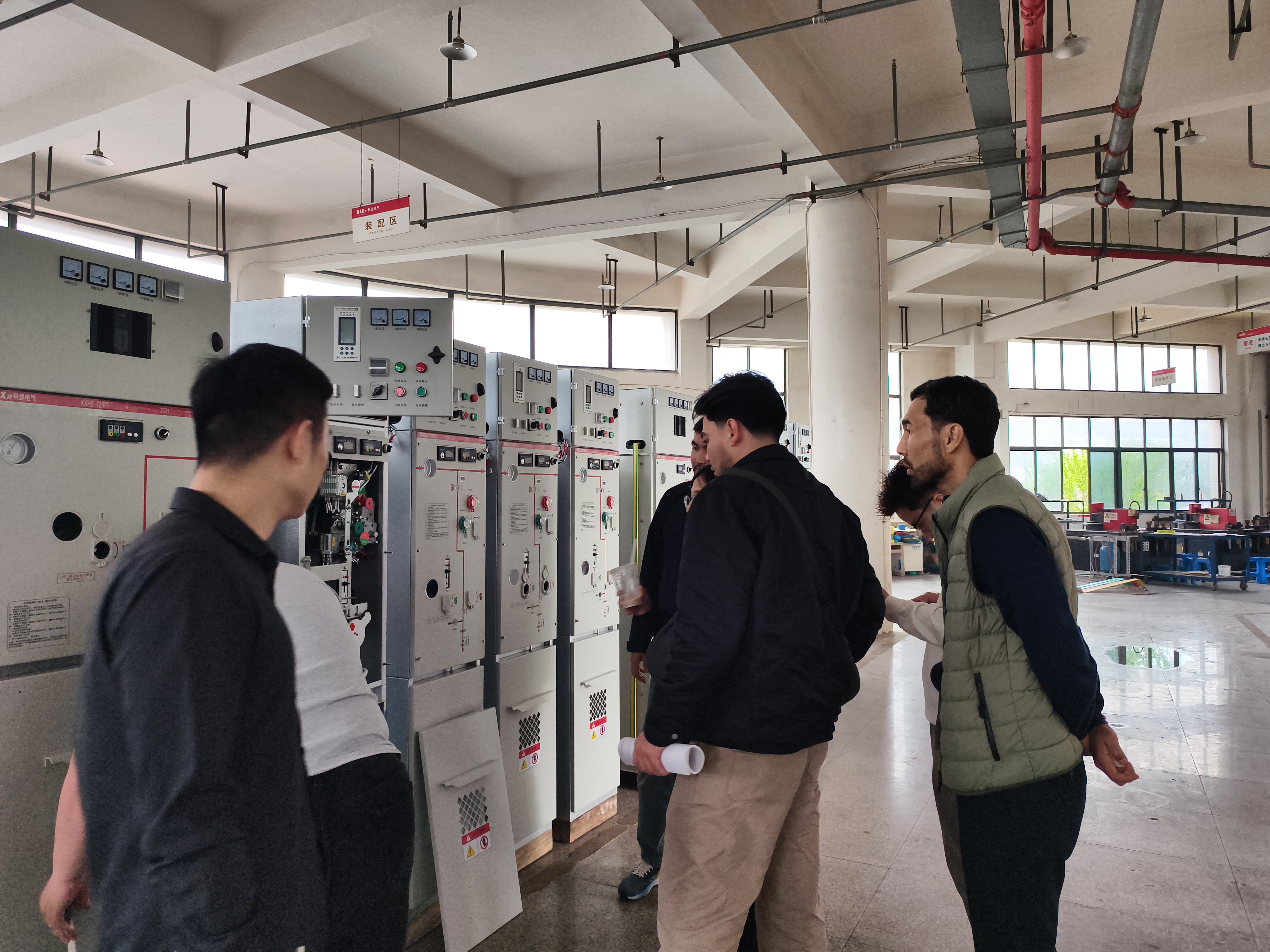 Pelanggan Kazakhstan Melawat Pangkalan Pembuatan Peralatan Pengagihan Kuasa Voltan Tinggi Kexun Electric